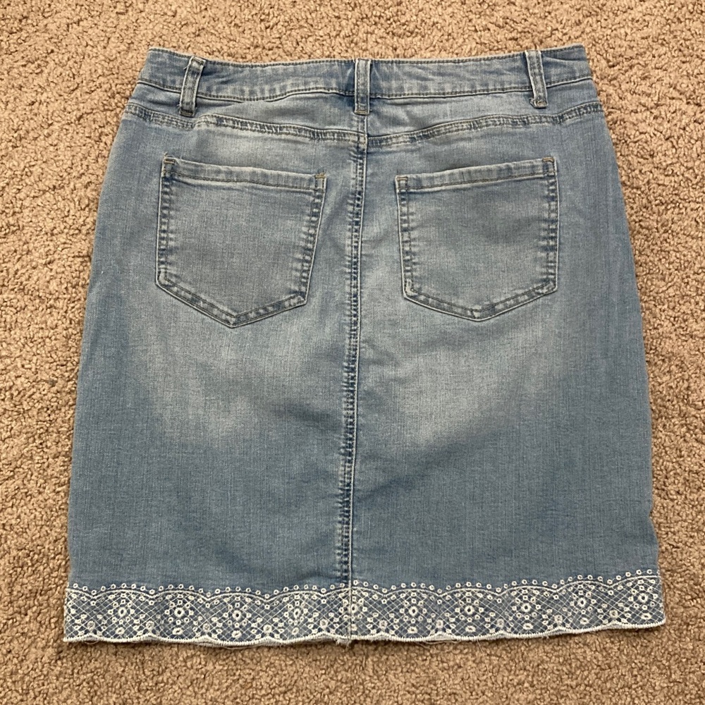 Westport Medium Wash Denim Skirt with Embroidery Scallop Hem Size 10 - Picture 3 of 6